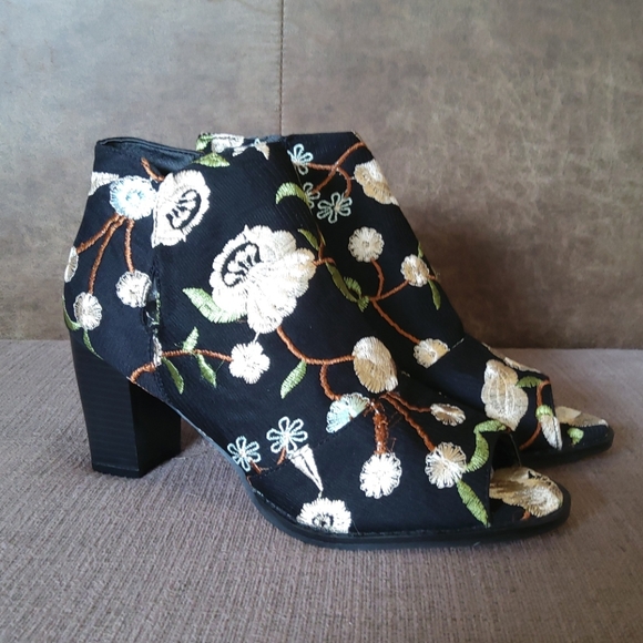 Donated Avanti Margo Booties - Picture 2 of 4